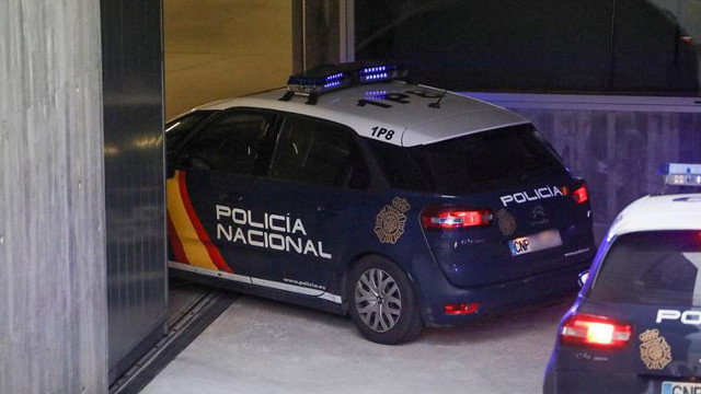 Los dos detenidos llegan al juzgado de Ourense. BRAIS LORENZO