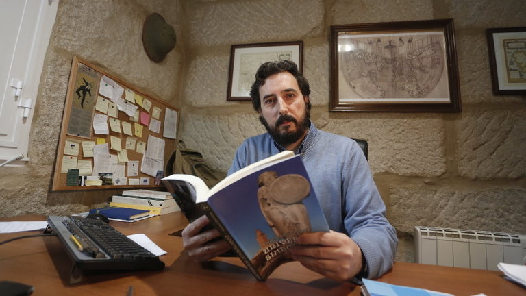 Rafael Quintía na oficina da súa editorial, Ad Origine. JAVIER CERVERA-MERCADILLO