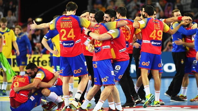 La selección española masculina de balonmano celebra su primer título europeo.GEORGI LICOVSKI
