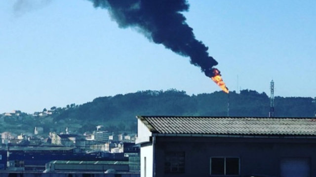Un fallo eléctrico causa una gran antorcha en la refinería de A Coruña. EP