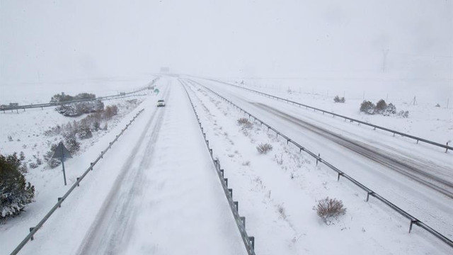 La Autovía A-23, cubierta de nieve a su paso por Teruel. ANTONIO GARCÍA (EFE)
