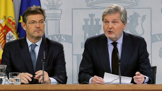 Rafael Catalá y Méndez de Vigo, durante la rueda de prensa posterior al Consejo de Ministros. JUAN CARLOS HIDALGO (EFE)