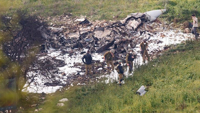Soldados israelíes observan los restos de un avión F-16 del Ejército de Israel después de que fuera alcanzado durante una operación militar contra objetivos iraníes en Siria. ANCHO GOSH (EFE)