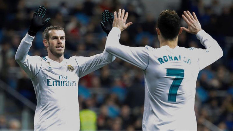 Bale y Cristiano celebran un gol. EMILIO NARANJO (EFE)