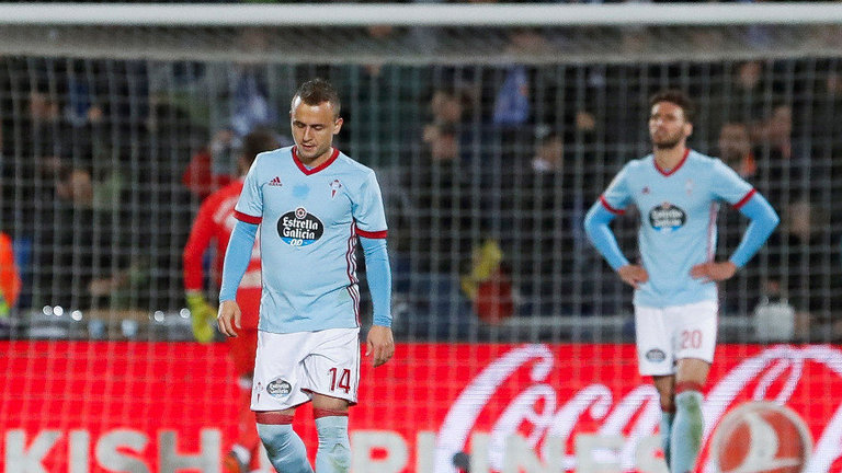 Stanislav Lobotka y Sergi Gómez se lamentan tras encajar el segundo gol ante el Getafe. JUANJO MARTÍN (EFE)