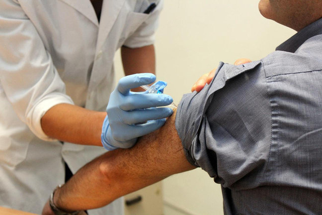 Un paciente recibiendo la vacuna contra la gripe
