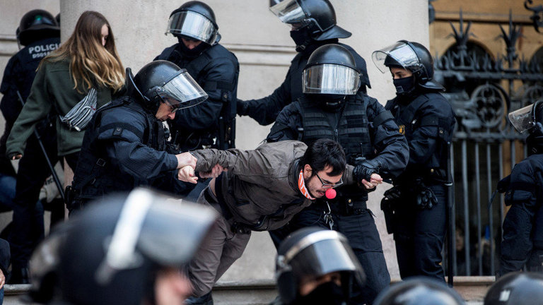 Agentes de los Mossos desalojan a las decenas de personas que se han concentrado ante el Tribunal Superior de Justicia de Cataluña. QUIQUE GARCÍA (EFE) - 2