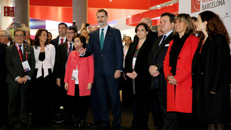 El Rey Felipe VI, junto a la alcaldesa de Barcelona, Ada Colau, y otras personalidades durante la inauguración del Mobile World Congress. TONI ALBIR (EFE)
