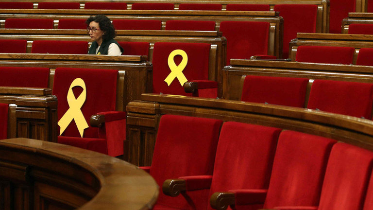 La presidenta del grupo parlamentario de ERC, Marta Rovira, , junto a los lazos amarillos en los escaños de los diputados presos, Jordi Sánchez y Oriol Junqueras. TONI ALBIR (EFE)