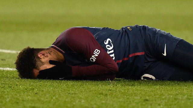 Neymar, tras lesionar. CHRISTOPHE PETIT TESSON