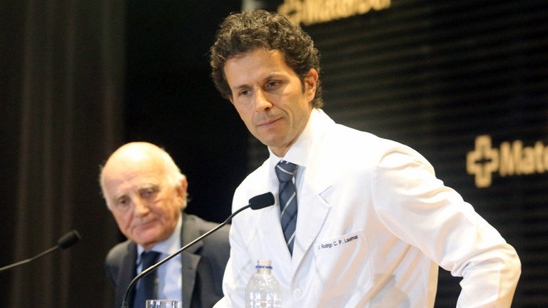 El médico de la selección brasileña Rodrigo Lasmar (d) y el médico Gérard Sallian (i), que por indicación del PSG acompañó a Neymar. PAULO FONSECA (EFE)