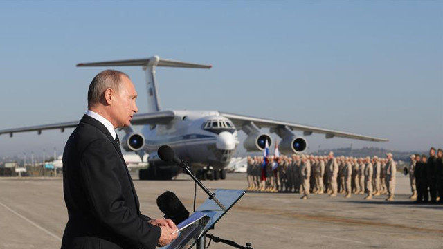  Fotografía de archivo que muestra al presidente ruso, Vladímir Putin, durante su visita a la base rusa de Hmeimim en Siria. MICHAEL KLIMENTYEV / SPUTNIK (EFE)