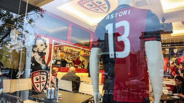 Camiseta de Astori en la tienda del Cagliari, uno de sus exequipos. FABIO MURRU