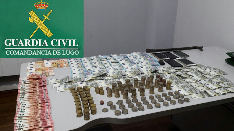 Diñeiro e material incautado aos detidos en San Cibrao. GUARDIA CIVIL