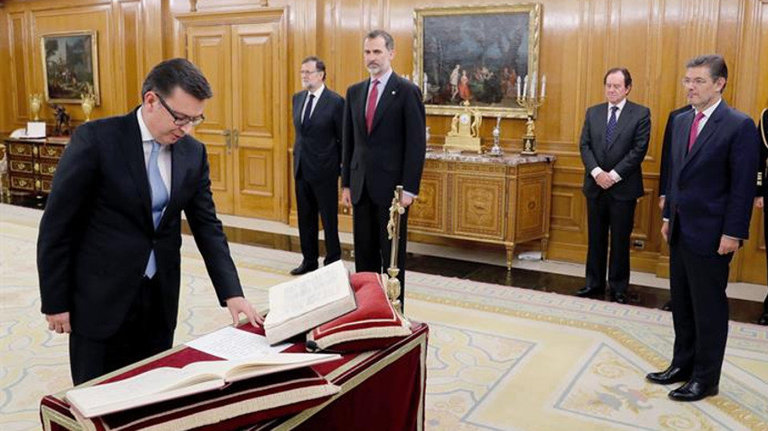 Román Escolano firma su cargo como ministro de Economía. ÁNGEL DÍAZ (EFE)