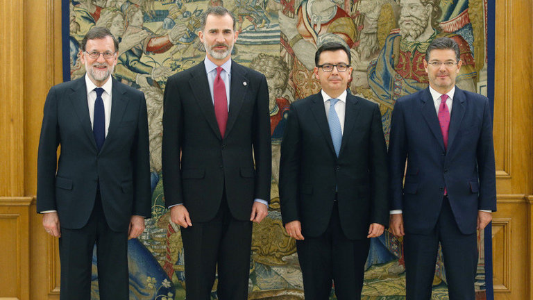 De esquerda a dereita, Mariano Rajoy, o Rei Felipe VIN, Román Escolano e, Rafael Catalá esta tarde no Palacio da Zarzuela de Madrid. ÁNGEL DÍAZ (EFE)