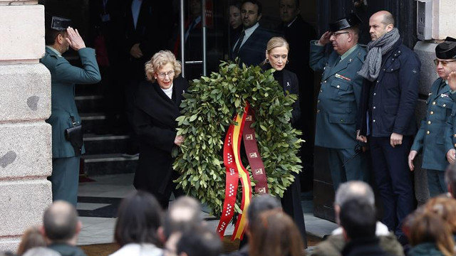 La presidenta de la Comunidad de Madrid, Cristina Cifuentes, y la alcaldesa de la capital, Manuela Carmena, han depositado una corona de laurel ante la placa que recuerda a las víctimas de los atentados del 11 de marzo de 2004. PACO CAMPOS (EFE)