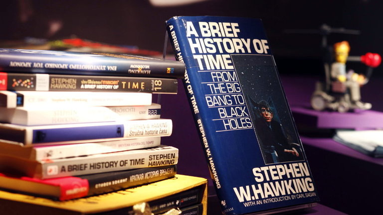 Varios volúmenes de la biografía de Hawking. AEP