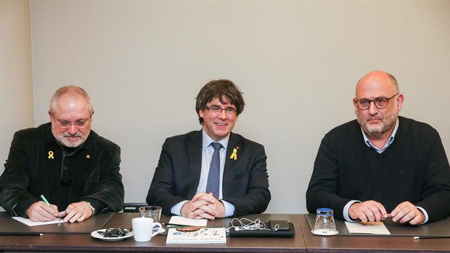 Carles Puigdemont (en el centro), durante la reunión con los diputados de JxCat en Bruselas. STEPHANIE LECOCQ (EFE)