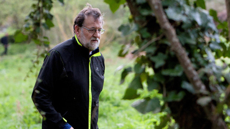El Presidente del Gobierno Mariano Rajoy, camina por la ruta da Pedra e da Auga. SALVADOR SAS (EFE)