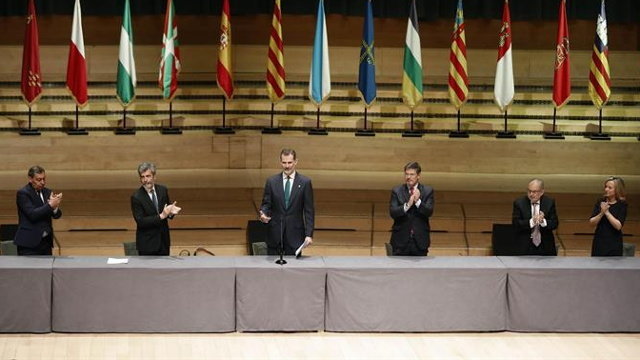 El rey Felipe (c) junto a Carlos Lesmes (2i), Rafael Catalá (3d) y Gema Espinosa (d), esposa del juez del Supremo, Pablo Llarena. ANDREU DALMAU