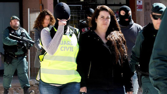 Axentes da Garda Civil, trasladan do seu domicilio na localidade barcelonesa de Viladecans á activista integrante dos Comités de Defensa da República (CDR). QUIQUE GARCÍA (EFE)