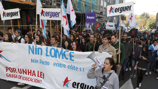 Estudantado de Santiago de Compostela participan nunha manifestación contra a Lomce. XOÁN REY (EFE)