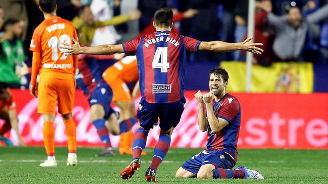 Roberto Suárez y Coke celebran un gol. KAI FÖRSTERLING (EFE)