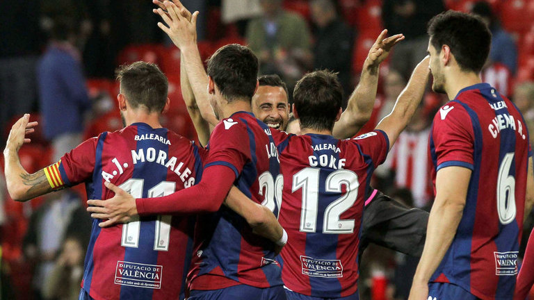 Jugadores del Levante celebran la victoria en San Mamés.MIGUEL TOÑA (Efe)