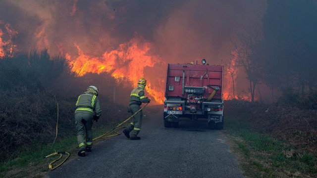 Varios brigadistas realizan labores de extinción en un incendio en Vilamarín. AEP