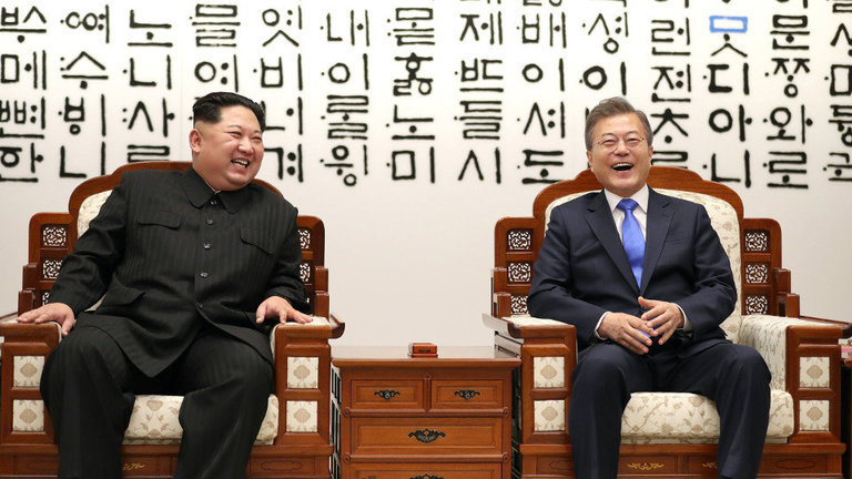 El líder norcoreano Kim Jong-un  y el presidente surcoreano, Moon Jae-in. EFE