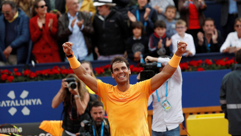 Rafa Nadal celebra un nuevo triunfo en el Open BancSabadell-Trofeo Conde de Godó. ALEJANDRO GARCÍA (EFE)