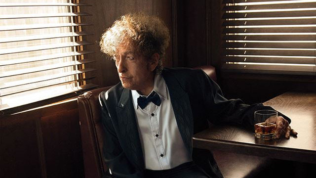 Bob Dylan con un vaso de whisky de su propia marca. HEAVEN&#39;S DOOR