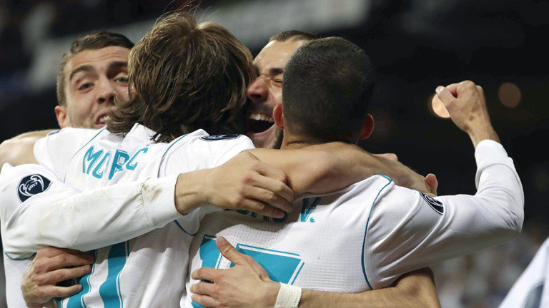 Jugadores del Real Madrid abrazan a Benzema. JAVIER LIZÓN (EFE)