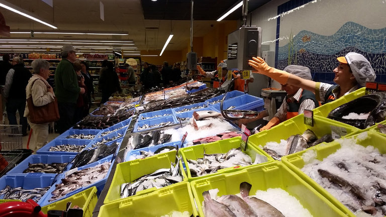 Trabajadores y clientes en un supermercado Mercadona. AMA