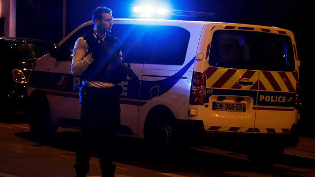 Un policía vigila la zona en la que se produjo el ataque en París. ETIENNE LAURENT
