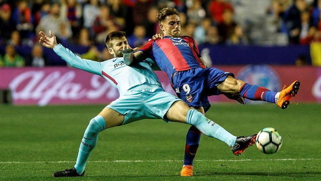 El defensa del FC Barcelona, Gerard Piqué (i), disputa el balón con el delantero del Levante UD, Roger Martí Salvador. EFE