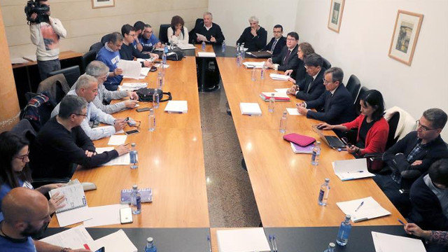 Os representantes sindicais dos funcionarios da Administración de Xustiza de Galicia, ao comezo da reunión para desbloquear a folga, este martes en San Caetano. LAVANDEIRA JR (EFE)