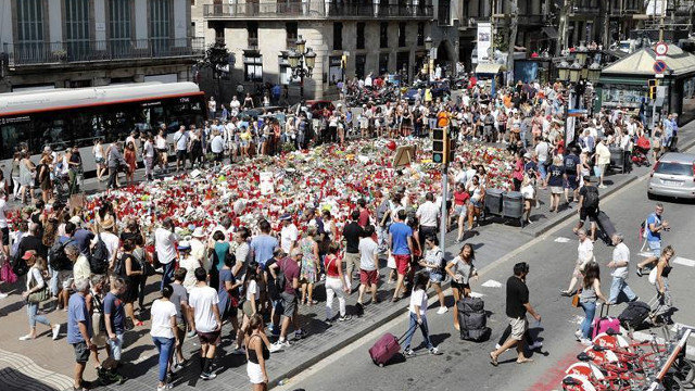 Homenaxe con ofrendas ás vítimas dos atentados de Barcelona e Cambrils na zona das Ramblas. ARQUIVO/EFE