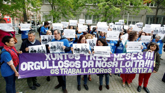 Protesta de un grupo de trabajadores de Justicia en A Coruña. CABALAR (EFE)