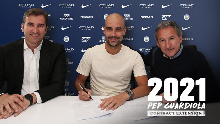 Pep Guardiola, junto a Ferrán Soriano y Txiki Begiristain, firma el acuerdo de renovación. MC