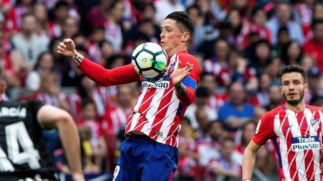 Torres controla el balón en un momento del partido. RODRIGO JIMÉNEZ (EFE)