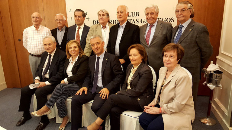 Asistentes ao xantar-coloquio con membros da Asociación de Xornalistas Galegos. EP