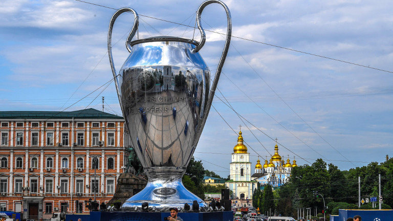 Una réplica gigante de la Champions, en Kiev. EFE