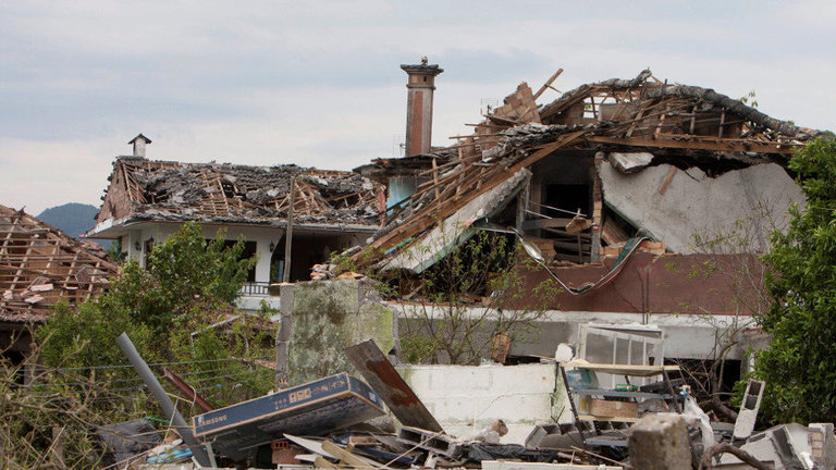 Estado de una de las viviendas afectadas por la explosión en Tui. SALVADOR SAS (EFE)