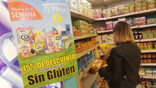 Unha muller buscando produtos sen gluten supermercado. DAVID FREIRE