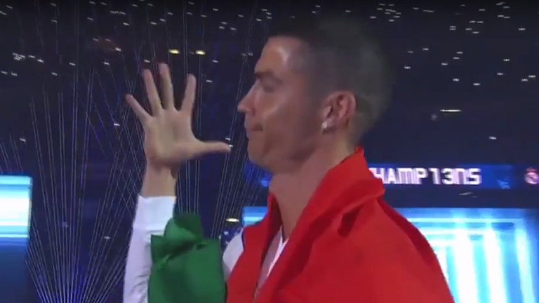 En la celebración Cristiano mostró cinco dedos, uno por cada Champions ganada. RMTV