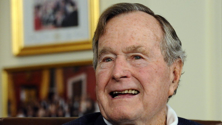 Fotografía de archivo del expresidente George H.W. Bush en su oficina en Houston. EFE