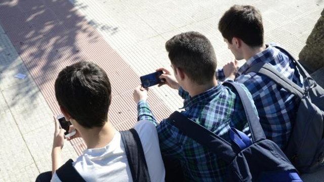 Adolescentes con sus móviles. ARCHIVO