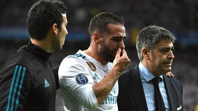El defensa del Real Madrid, Dani Carvajal, se retira lesionado durante la final de la Liga de Campeones. NYKOLA TYS